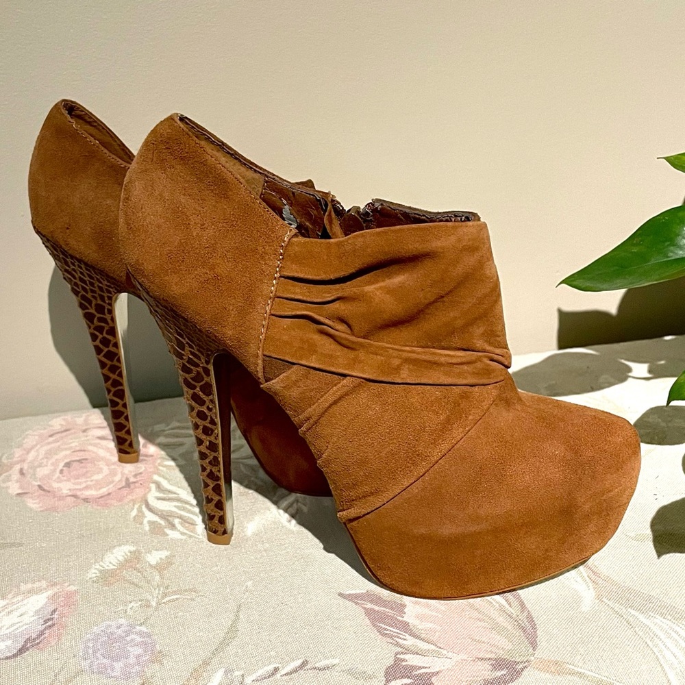Suede shoes 7.5B Halston